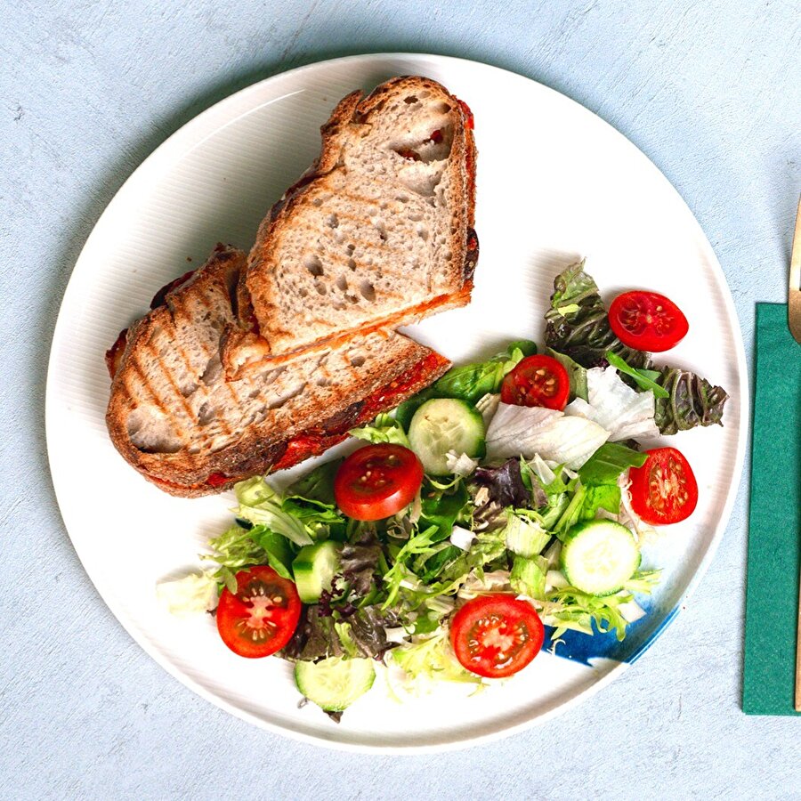 Ekşi Maya Ekmekli Sucuklu Tost